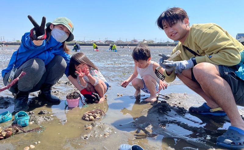 親子で干潟の生き物探し体験