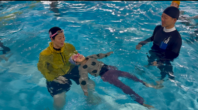「泳げない子をなくそうプロジェクト」の一環として、家族で学ぶ着衣泳体験イベントが大盛況