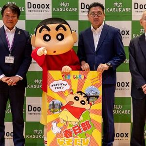 写真左から：春日部市 岩谷 一弘市長／野原しんのすけ君／一般社団法人 共力KASUKABE代表 斉之平 一隆／一般社団法人 春日部市観光協会 斉之平 伸一氏