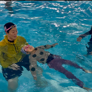 コーチに浮き方を教わる参加者