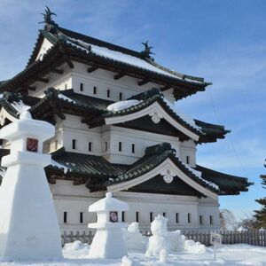 弘前城天守と雪燈籠