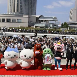 並び左から西山喜久恵アナウンサー、ハチワレ・ちいかわ、ムック・ガチャピン、まんぷく昼太郎、ハンター